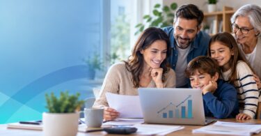 Familia de varias generaciones consultando información sobre ayudas y prestaciones sociales en un ordenador